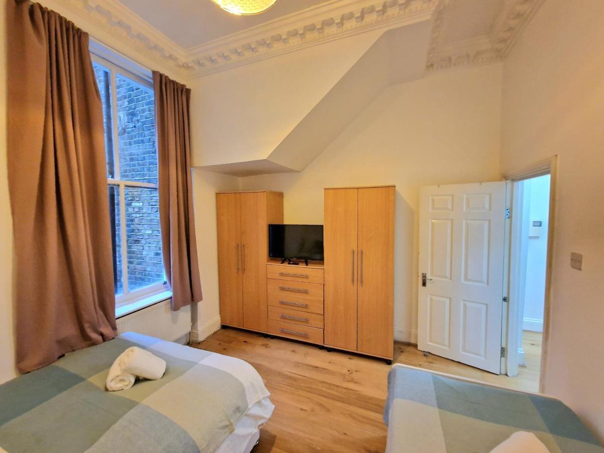 Apartament Lovely Ground Floor With High Ceiling And A Private Garden By Earl's Court Station Londra