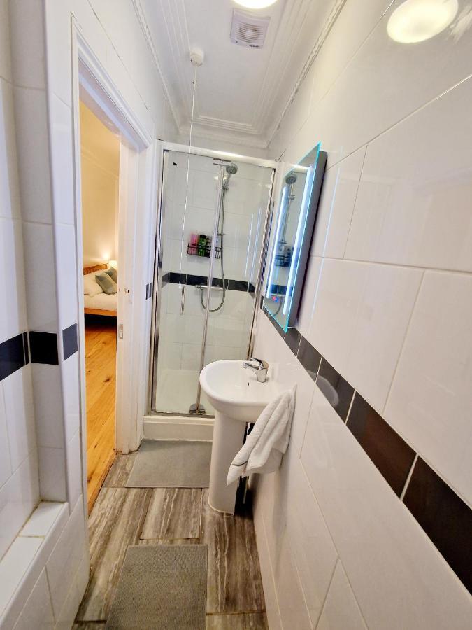 Lovely Ground Floor With High Ceiling And A Private Garden By Earl's Court Station Londra