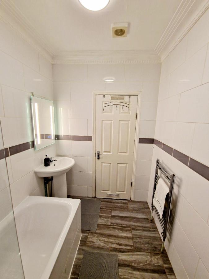 Lovely Ground Floor With High Ceiling And A Private Garden By Earl's Court Station Londra