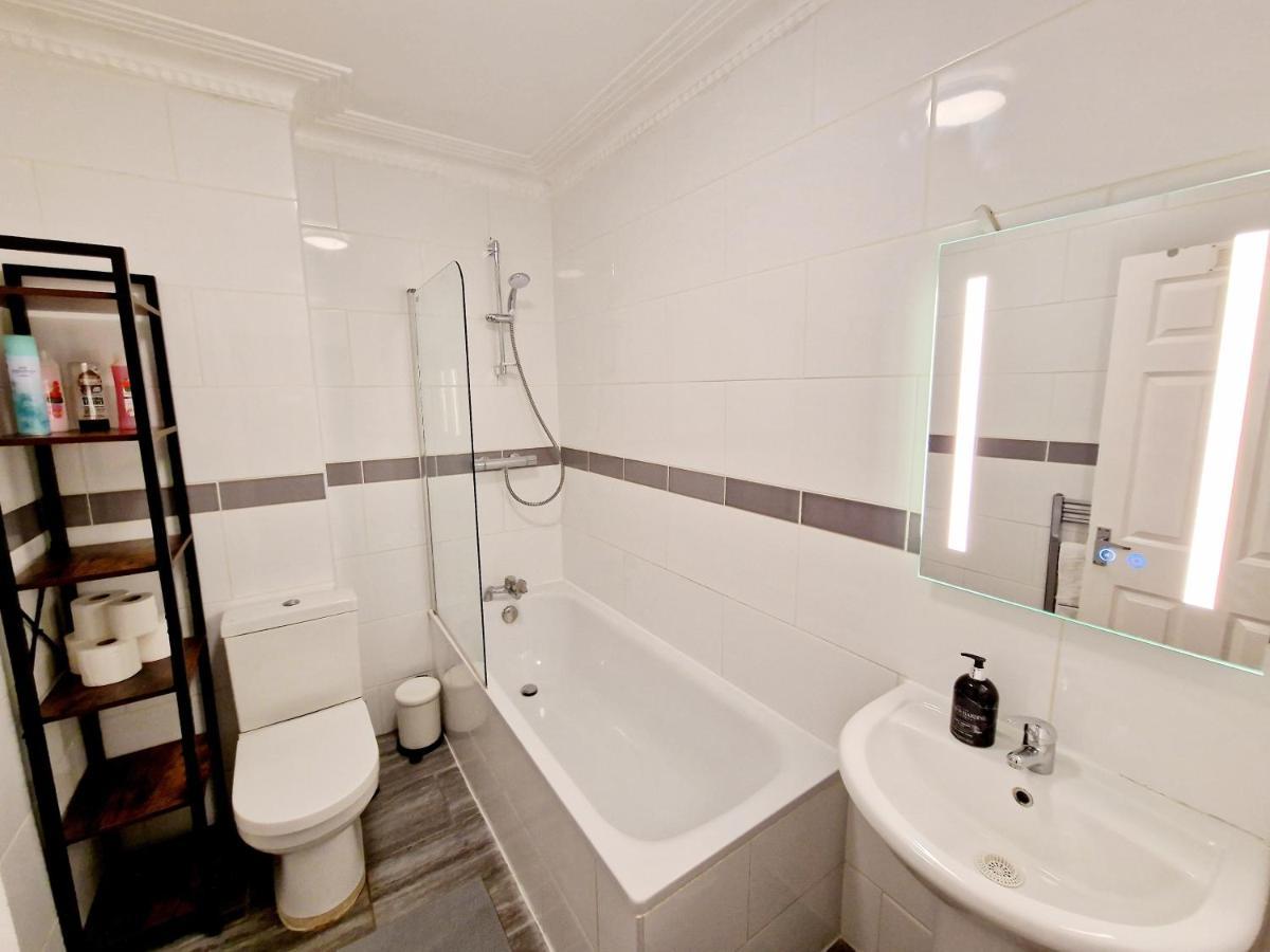 Apartament Lovely Ground Floor With High Ceiling And A Private Garden By Earl's Court Station Londra