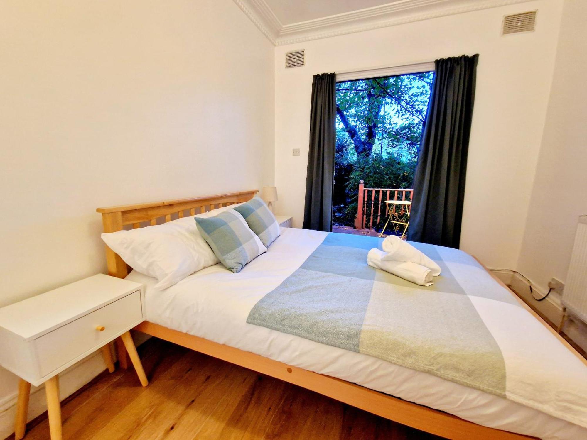 Lovely Ground Floor With High Ceiling And A Private Garden By Earl's Court Station Apartament Londra