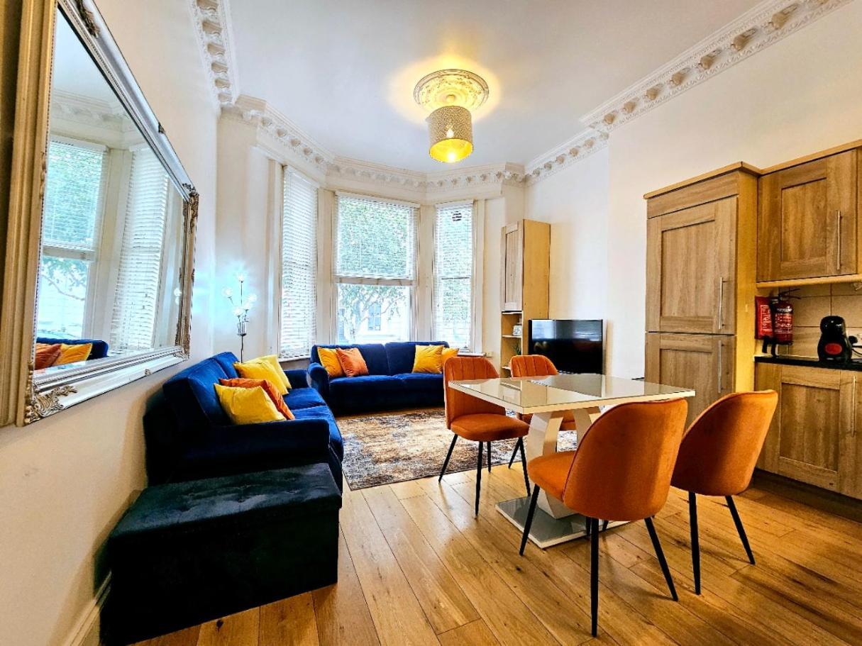 Lovely Ground Floor With High Ceiling And A Private Garden By Earl's Court Station Londra
