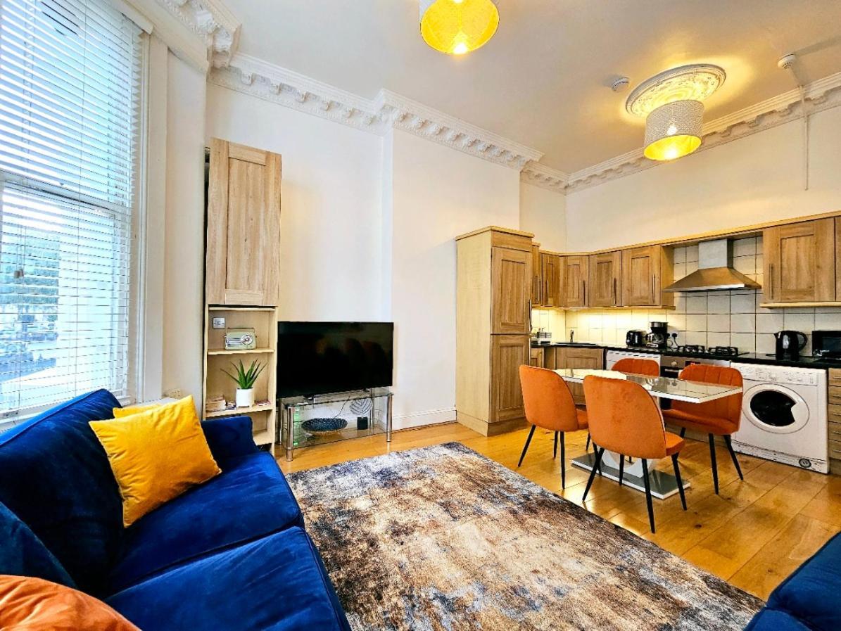 Lovely Ground Floor With High Ceiling And A Private Garden By Earl's Court Station * Londra